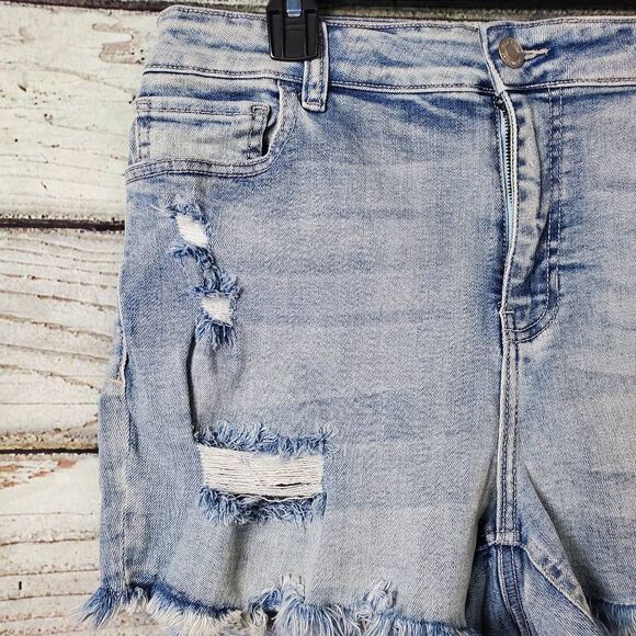 Ms. Cello Women’s Curvy Distressed High Rise Jean Shorts Size 14 Light Blue - Picture 2 of 9
